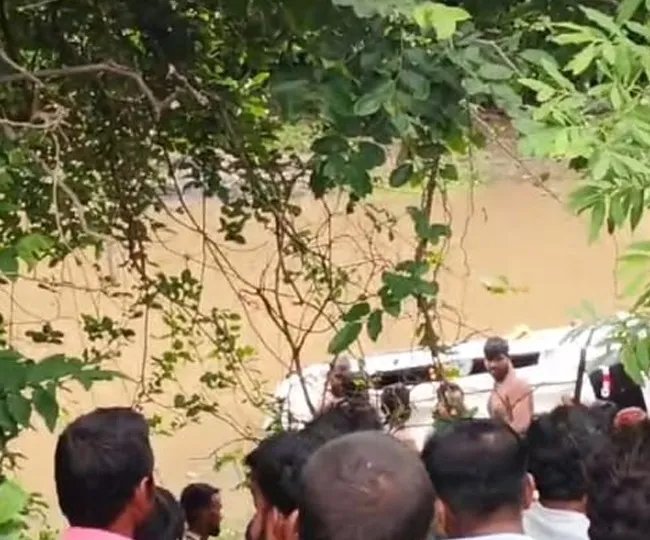 मां बगलामुखी मंदिर के पास दर्दनाक हादसा, तेज बहाव में बही कार; 8 की मौत