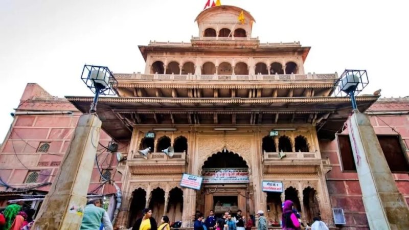 बांके बिहारी मंदिर में व्यवस्थाओं को लेकर मंथन, चढ़ावे और निजी बैंक में फंड जमा करने पर मांगे दस्तावेज
