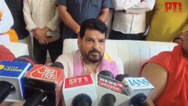 रामदेव के घी पर बृजभूषण शरण सिंह का बयान, बोले- 900 रुपये लागत तो 500 में बिक्री? कैसे