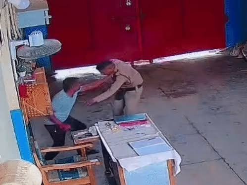 रायसेन जेल गोलीकांड का CCTV फुटेज वायरल, प्रहरी पर हमला कर भागने की कोशिश करता दिखा कैदी