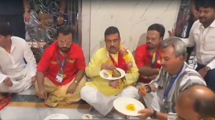 बागेश्वर बाबा के नॉनवेज विवाद के बीच कालीघाट मंदिर पहुंचे शुभेंदु अधिकारी, खाया मछली का भोग