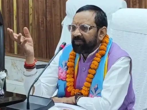 मुजफ्फरनगर में अधिकारियों पर भड़के मंत्री, पूछा- 288 लोग मिले तो रिपोर्ट शून्य क्यों?