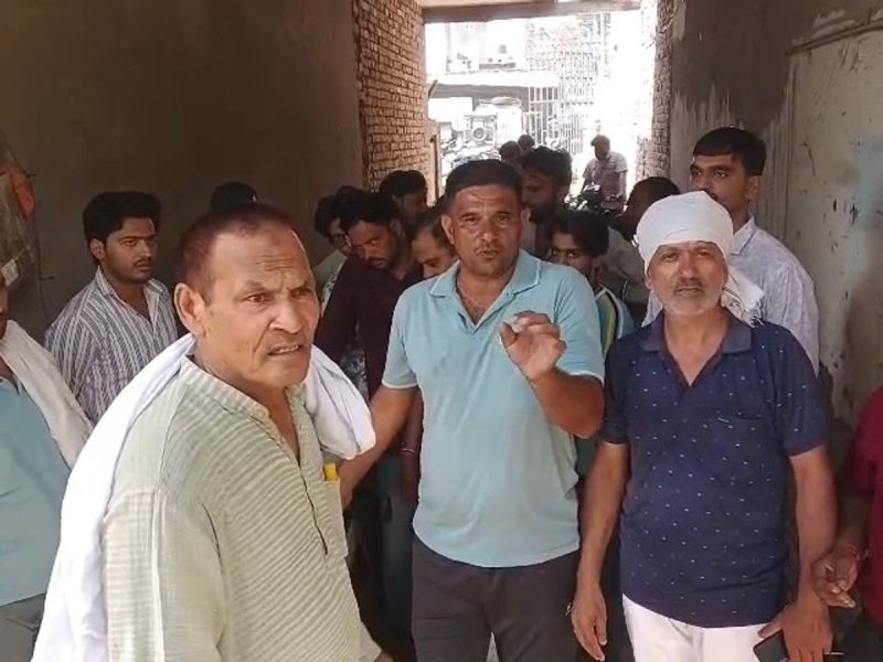मुजफ्फरनगर में Ola शोरूम पर ग्राहकों का हंगामा, सर्विस में देरी और चार्जर-नंबर प्लेट न मिलने पर प्रदर्शन