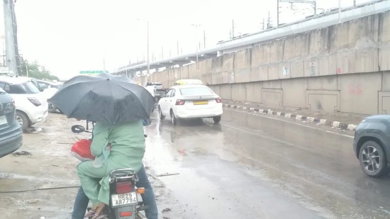 दिल्ली-NCR में फिर बदला मौसम, बारिश से मिली उमस भरी गर्मी से राहत