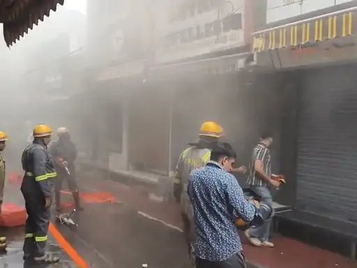 मुजफ्फरनगर में श्याम ज्वैलर्स की दुकान में भीषण आग, लाखों के नुकसान की आशंका