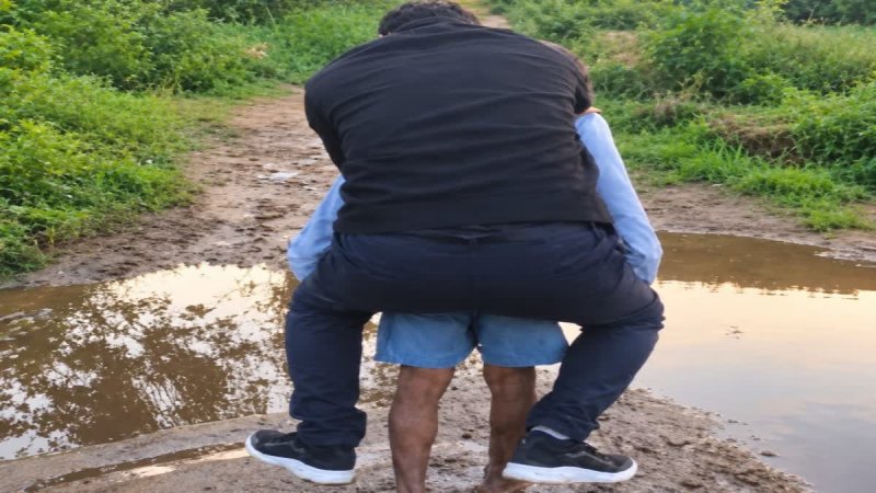 बुजुर्ग की पीठ पर बैठकर नदी पार कर रहा था पटवारी, वीडियो वायरल; कलेक्टर ने किया निलंबित