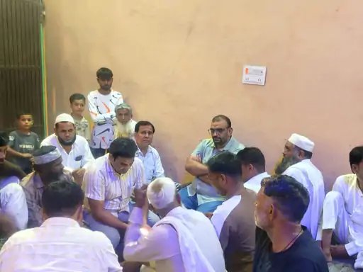 निर्धना में तालाब में डूबे अजनान के परिवार को विधायक पंकज मलिक ने दी एक लाख की मदद