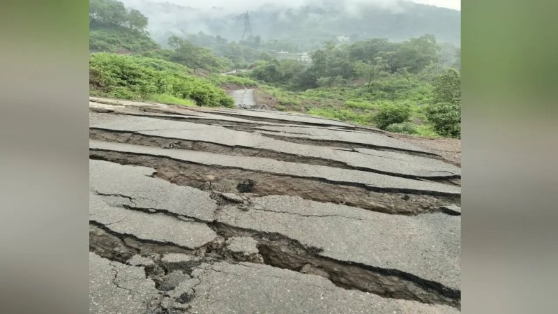 हिमाचल में बारिश-भूस्खलन से बिगड़े हालात, 92 सड़कें बंद; नालागढ़-रामशहर मार्ग 15 फीट धंसा