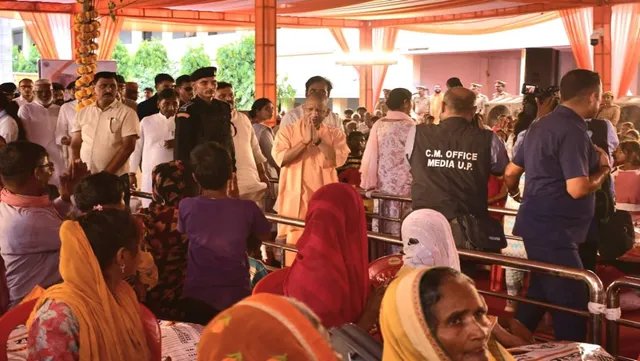 सीएम योगी ने वाराणसी में बाढ़ प्रभावित क्षेत्रों का किया हवाई सर्वेक्षण, राहत सामग्री बांटी