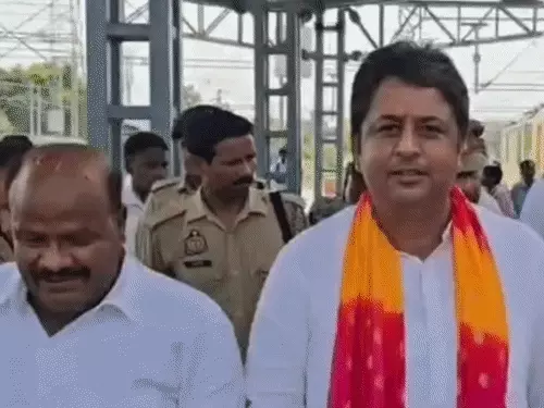 लंबे इंतजार के बाद रोहाना कलां में रुकी दिल्ली-हरिद्वार एक्सप्रेस, सांसद-मंत्री ने किया लोको पायलट का स्वागत