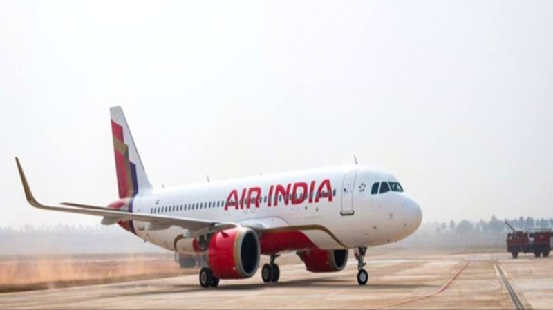 कार्गो कंपार्टमेंट में धुएं का अलार्म बजने से हड़कंप, लखनऊ में एयर इंडिया एक्सप्रेस की इमरजेंसी लैंडिंग