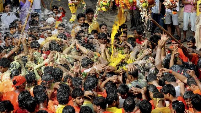 महाराष्ट्र: दही हांडी उत्सव के दौरान बड़ा हादसा, पुणे में महिला की मौत, मुंबई में 22 गोविंदा घायल