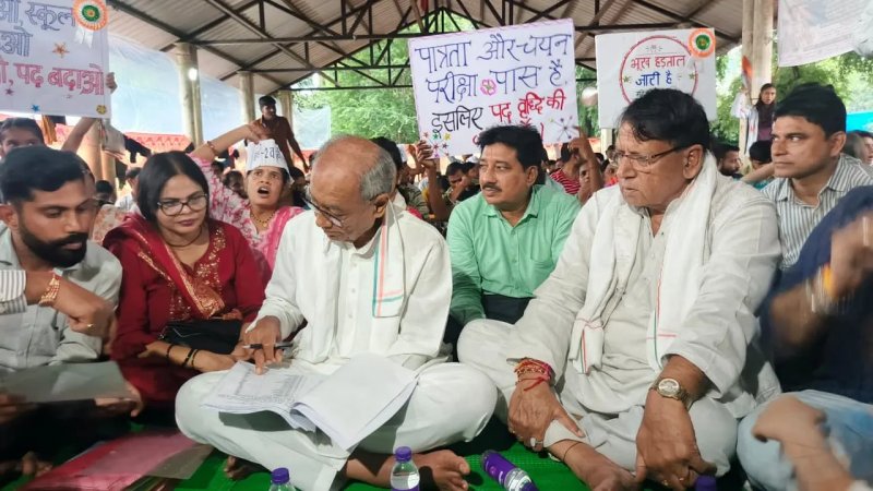 भोपाल: 16 दिन बाद शिक्षक अभ्यर्थियों का अनशन खत्म, दिग्विजय सिंह ने पिलाया जूस; 8 सितंबर को सरकार से होगी बातचीत