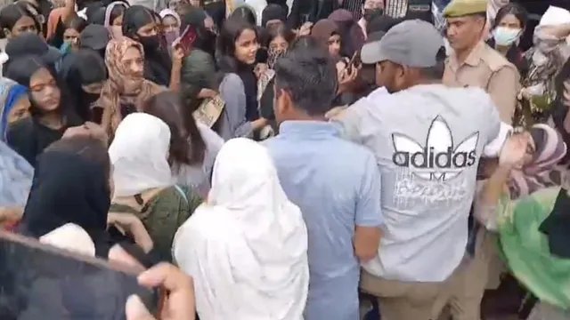 AMU के अब्दुल्ला हॉल में खाने को लेकर हंगामा, छात्राओं और प्रॉक्टोरियल टीम में धक्कामुक्की