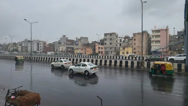 दिल्ली-NCR में बारिश से बदला मौसम, अगले तीन दिन भी वर्षा के आसार