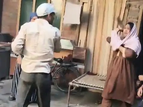 मुजफ्फरनगर में महिला से मारपीट का वीडियो वायरल, लात मारने का दृश्य कैमरे में कैद