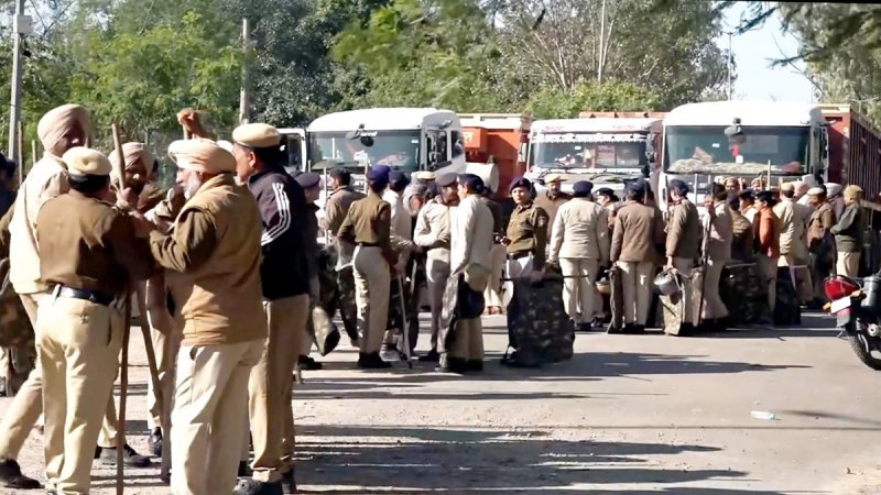 चंडीगढ़-मोहाली बॉर्डर पर डटे किसान, 47/48 लाइट प्वाइंट पर लगा मंच; ट्रैफिक डायवर्ट