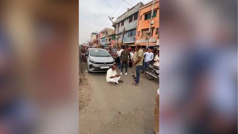 बीना में गाड़ी रोके जाने पर सड़क पर धरने पर बैठे भाजपा नेता, चौराहे पर लगा लंबा जाम