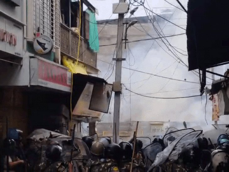 उज्जैन में शाही मस्जिद के हिस्से को हटाने पर बवाल, पथराव के बाद पुलिस का लाठीचार्ज, 10 पर केस; 5 गिरफ्तार