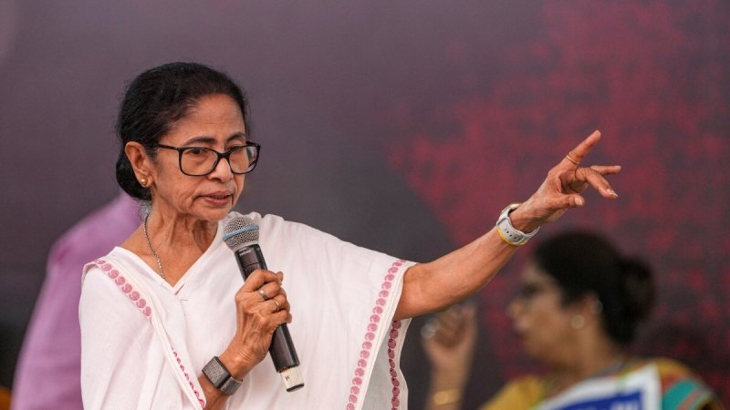 ममता की टीएमसी ने चुनाव आयोग को भेजा जवाब, नए नाम और चुनाव चिह्न के विकल्प सौंपे
