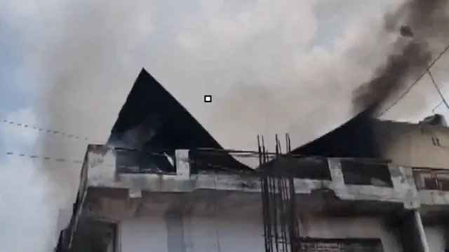 दिल्ली के स्वरूप नगर में फैक्ट्री में लगी भीषण आग, घबराकर बिल्डिंग से कूदे लोग; 6 घायल