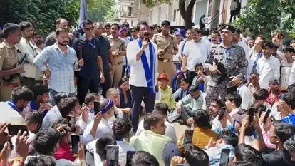 यूपी: चंद्रशेखर आजाद के काफिले पर फेंके गए जूते-चप्पल, समर्थकों के साथ पहुंचे एसपी ऑफिस
