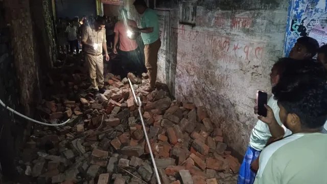 बुलंदशहर में जर्जर दीवार भरभराकर गिरी, मलबे में दबने से दादी और 11 साल की पोती की मौत
