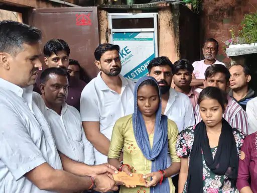 मुजफ्फरनगर: पीड़ित कश्यप परिवार से मिले अमित राठी, 50 हजार रुपये की आर्थिक मदद दी