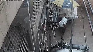 दिल्ली इमारत हादसा: बुजुर्ग के सामने भरभराकर गिरी बिल्डिंग, 21 सेकंड का CCTV आया सामने