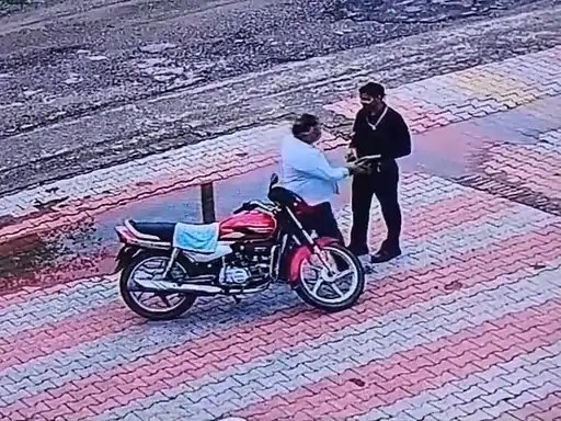 छपार टोल प्लाजा पर गनमैन से गाली-गलौज, रिवॉल्वर छीनने की कोशिश का आरोप