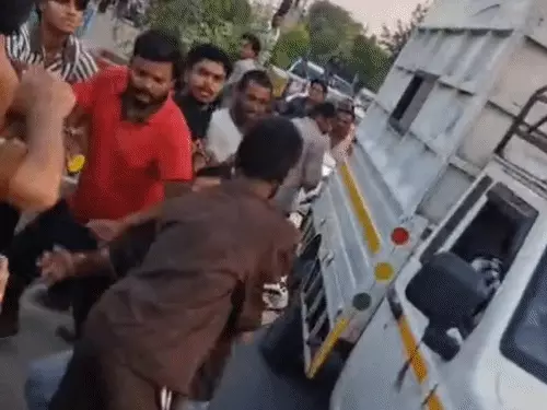 मुजफ्फरनगर में बीच सड़क दो पक्षों में मारपीट, वीडियो सोशल मीडिया पर वायरल