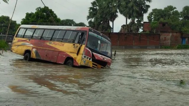 बिहार के अरवल में तेज बहाव में फंसी बस, यात्रियों ने कूदकर बचाई जान