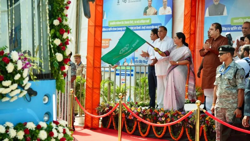 दिल्ली में 50 नई इलेक्ट्रिक बसों को CM रेखा गुप्ता ने दिखाई हरी झंडी
