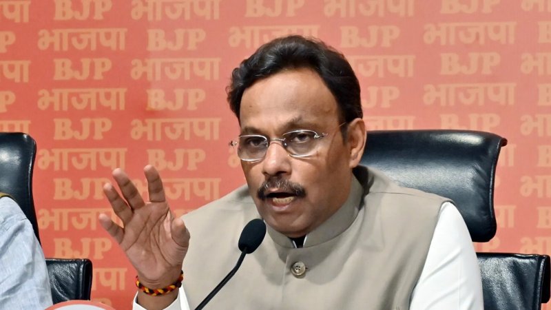 यूपी दौरे से पहले विनोद तावड़े की नसीहत, होर्डिंग-पोस्टर से रहे दूर