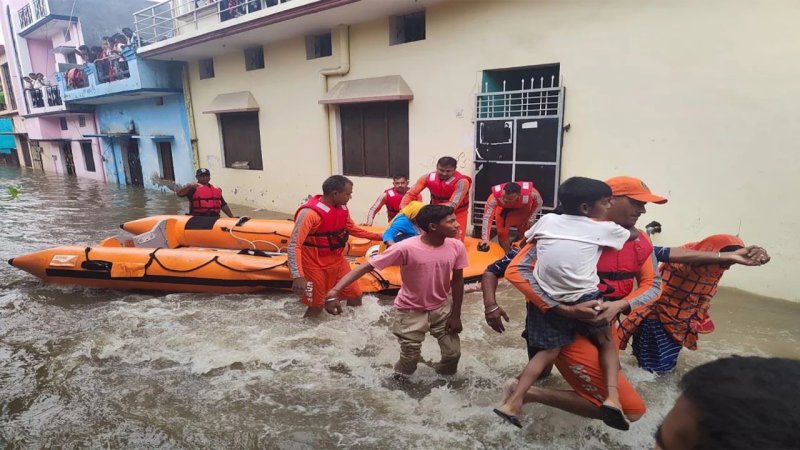 यूपी में बाढ़ से बिगड़े हालात: 17 जिले प्रभावित, चित्रकूट में 80 से ज्यादा घर गिरे; ये नदियां उफान पर