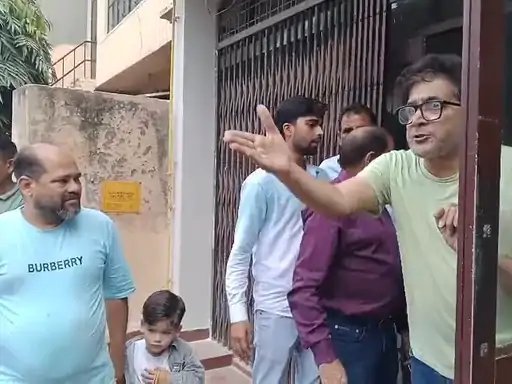 मुजफ्फरनगर: दवा के 830 रुपये को लेकर डॉक्टर की क्लीनिक पर हंगामा, CCTV फुटेज को लेकर भी विवाद