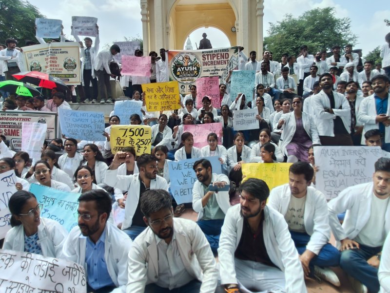 लखनऊ: आयुर्वेद इंटर्न छात्रों का हल्लाबोल, 15 साल से नहीं बढ़ा स्टाइपेंड; 25 हजार रुपये करने की मांग