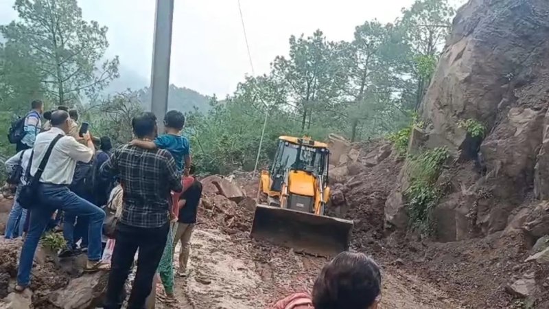 हिमाचल में बारिश से जनजीवन बेहाल, 110 सड़कें बंद; 198 ट्रांसफार्मर प्रभावित