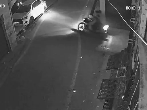 मुजफ्फरनगर में घर के बाहर खड़ी बाइक चोरी, CCTV में कैद हुआ अज्ञात चोर