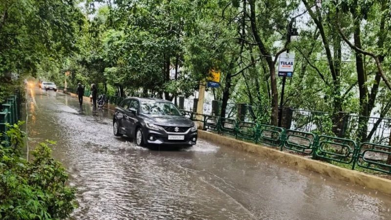 नैनीताल में 36 घंटे से मूसलधार बारिश, झील का जलस्तर 88.8 फीट पहुंचा; 15 सड़कें बाधित