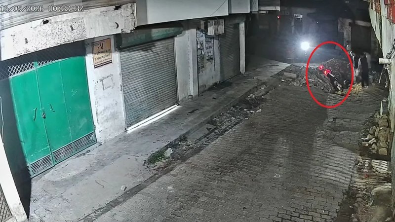 कानपुर में सड़क के गड्ढे में बाइक समेत गिरा डिलीवरी ब्वॉय, हेलमेट ने बचाई जान