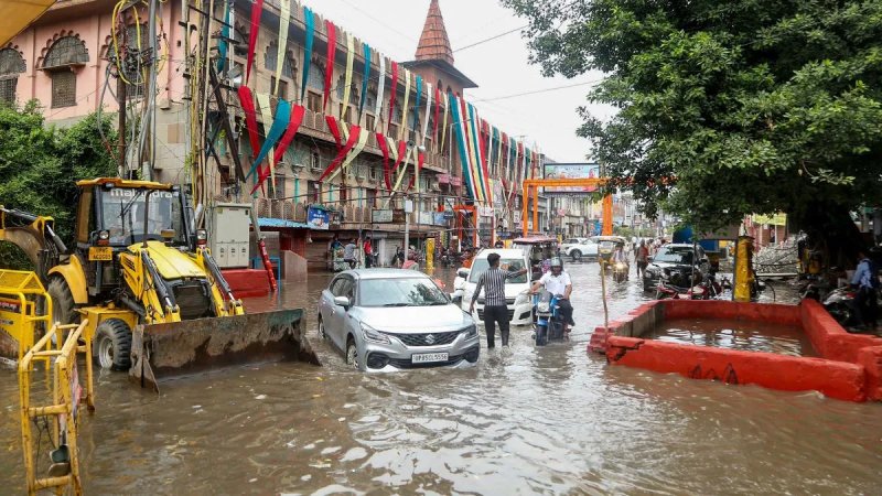 उत्तर प्रदेश में बारिश का कहर, 53 की मौत; 13 जिलों में भारी बारिश का अलर्ट