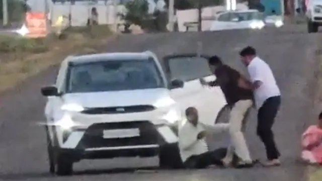 पुणे में बुजुर्ग पिता पर बेटों ने किया लाठी-डंडों से हमला, वीडियो वायरल