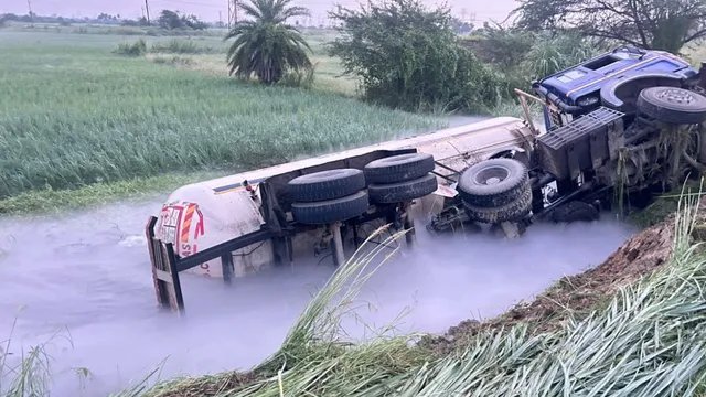 मथुरा से नेपाल जा रहा गैस टैंकर मैनपुरी में पलटा, एक किमी तक यातायात बंद