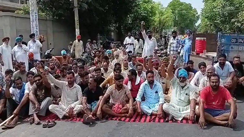 मोगा में बिजली संकट को लेकर किसानों का प्रदर्शन, कई जगह सड़कें जाम