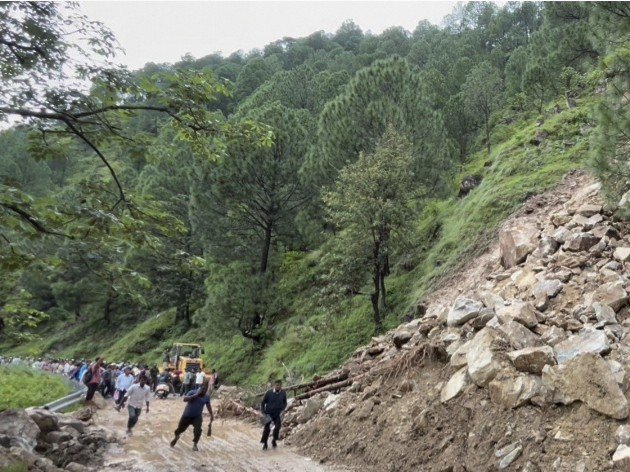 बागेश्वर में रातभर बारिश के बाद NH बंद, रवायखाल में पहाड़ दरका; दूध-सब्जी समेत जरूरी सामान के वाहन फंसे