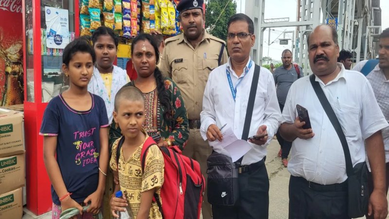 काशी दर्शन के बाद बिछड़ीं तीन बच्चियां, गलती से नॉन-स्टॉप ट्रेन में चढ़ीं; रेलवे ने मां से मिलाया