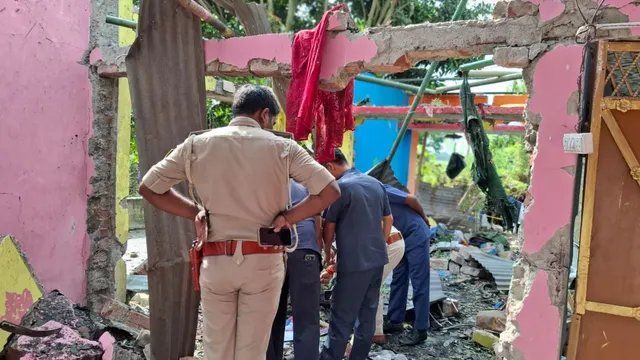 अररिया में तेज धमाके से मकान की छत उड़ी, पटाखा निर्माण की चर्चा; जांच में जुटी पुलिस