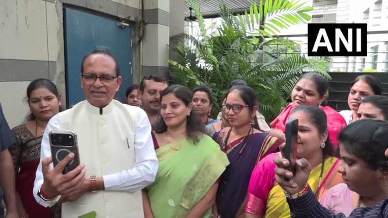 लखपति दीदियों के साथ शिवराज चौहान ने किया वृक्षारोपण, बैंक लोन की दिक्कतें दूर करने का दिया भरोसा