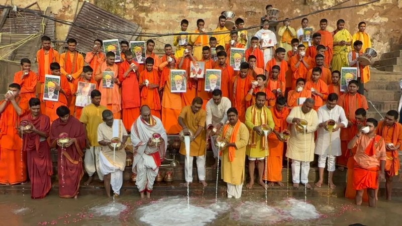 पीएम मोदी के 76वें जन्मदिन पर वाराणसी में विशेष आयोजन, 76 बटुकों ने किया गंगा का दुग्धाभिषेक